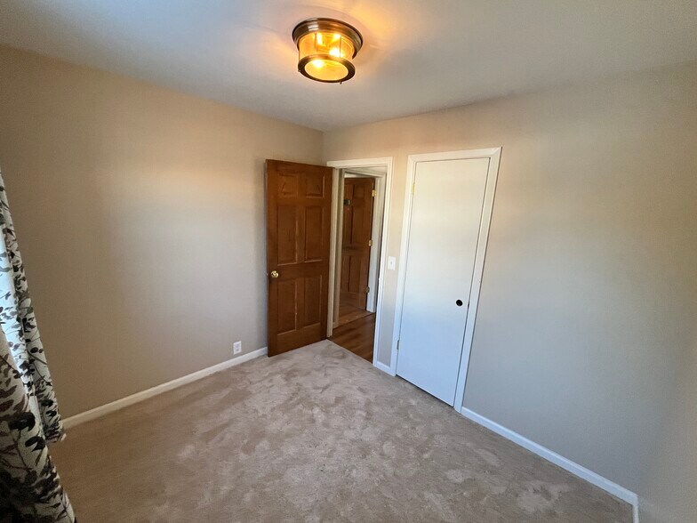 More Photos Of 260 Calumet St, Oswego Office For Sale