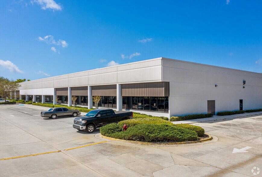 More Photos Of 8605 Largo Lakes Dr, Largo Warehouse For Lease