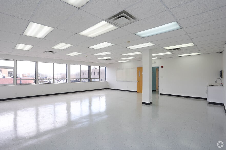 More Photos Of 91 N Franklin St, Hempstead Office For Sale