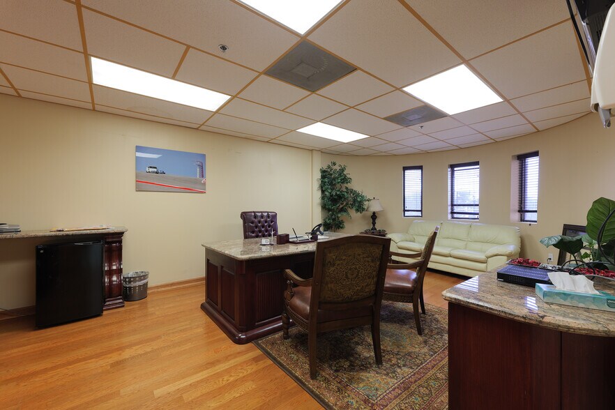 More Photos Of 305 Expressway 83, Mission Medical For Sale