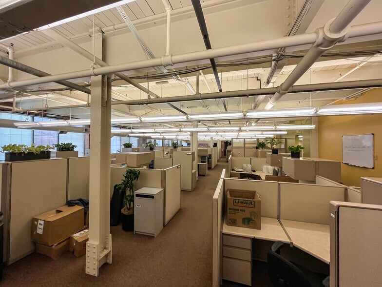 More Photos Of 1457 E 40th St, Cleveland Showroom For Lease