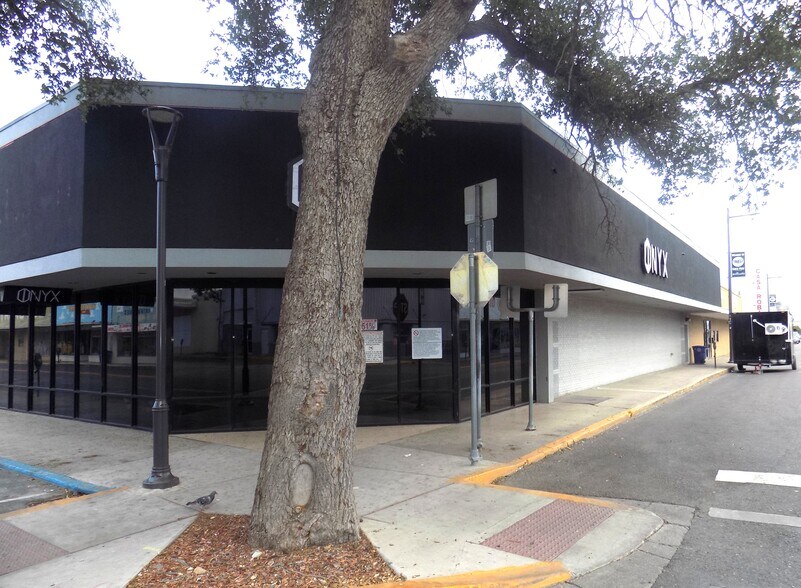 More Photos Of 100 W Main St, Eagle Pass Storefront For Sale