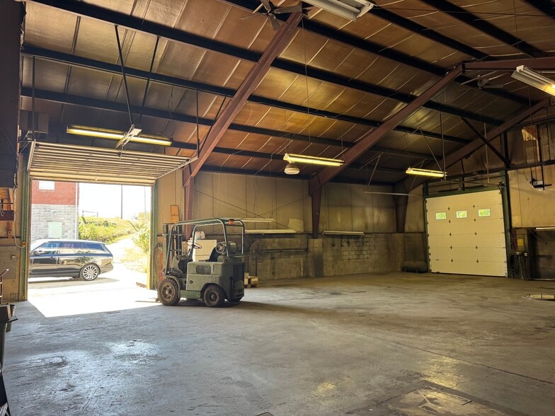 More Photos Of 76 Clair St, Irwin Warehouse For Lease
