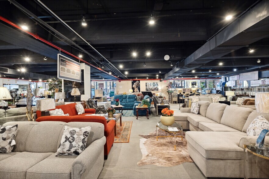 More Photos Of 2916 White Plains, Bronx General Retail For Sale