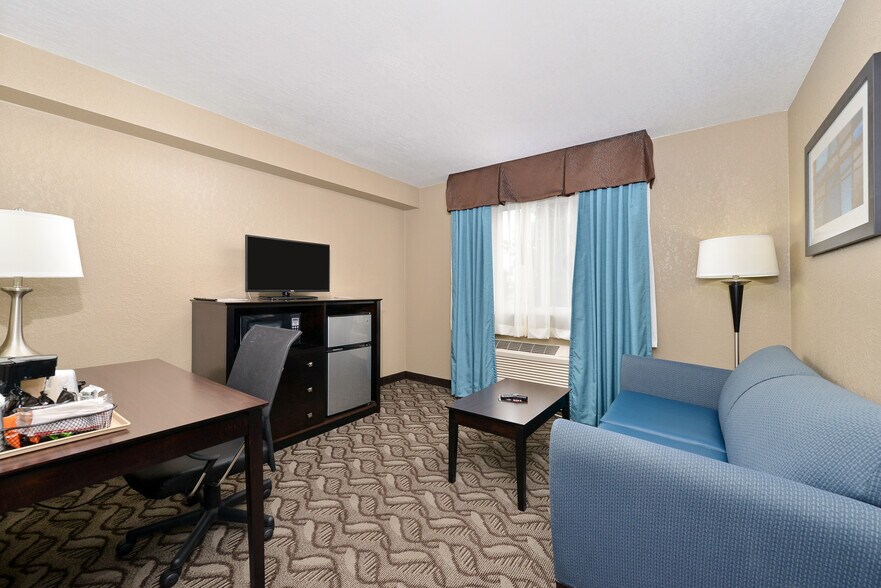 More Photos Of 3675 S 6th St, Springfield Hotel For Sale