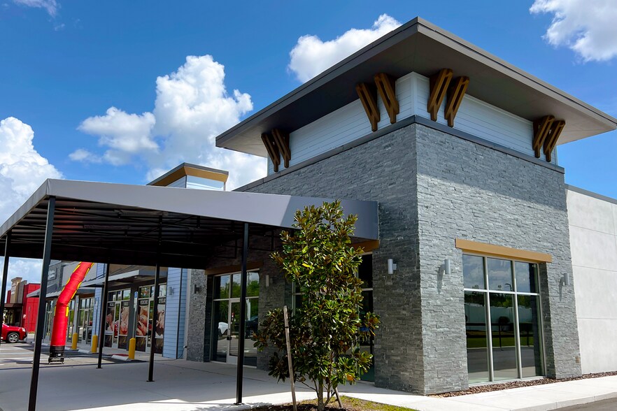 Primary Photo Of 900-978 Heritage Pass, Davenport General Retail For Lease