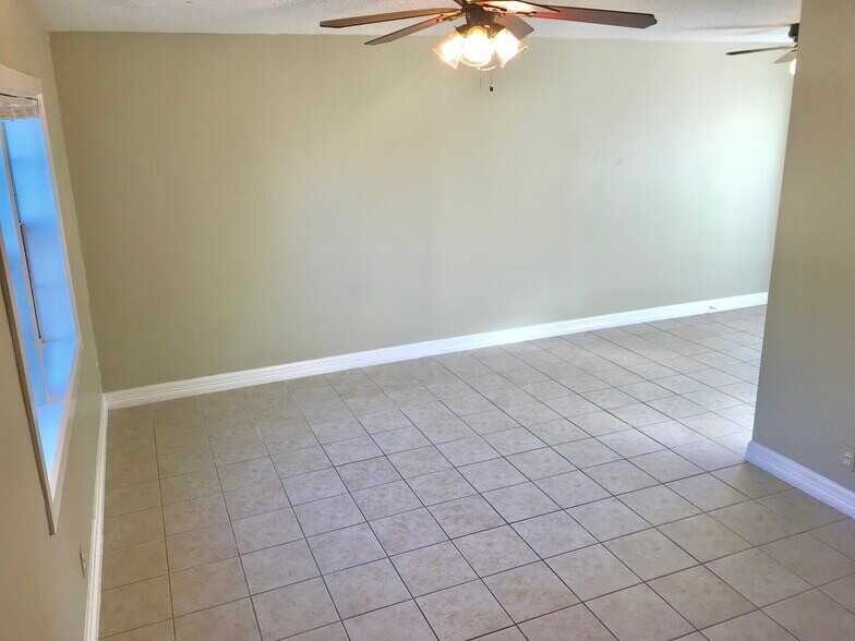 More Photos Of 210 Austin St, Grapevine Apartments For Sale