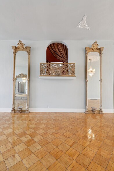 More Photos Of 118 S Walnut St, Troy Showroom For Sale