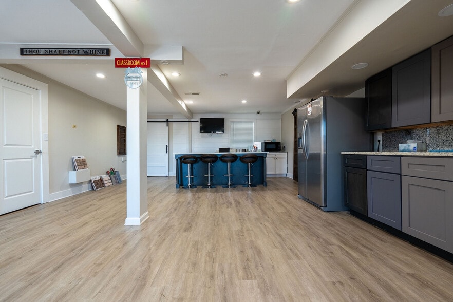 More Photos Of 608 Mauldin Dr, Woodstock Office For Lease