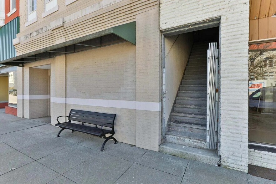More Photos Of 105 W Cherry St, Nevada Office For Sale