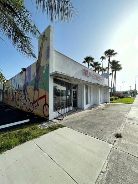 More Photos Of 1949 NE 163rd St, North Miami Beach Freestanding For Lease