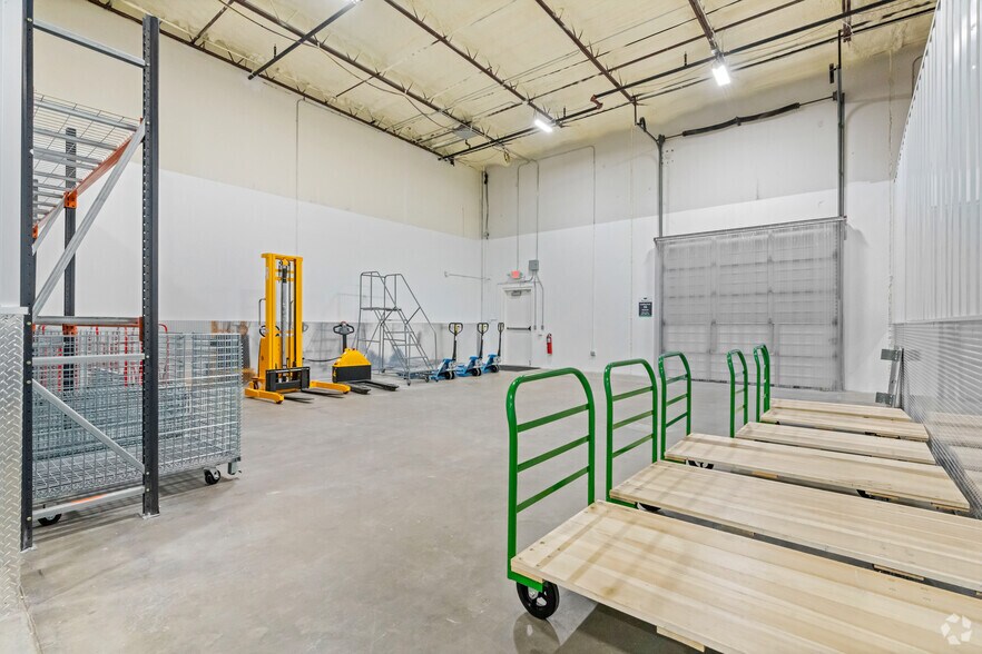 More Photos Of 10795 Hammerly Blvd, Houston Warehouse For Lease