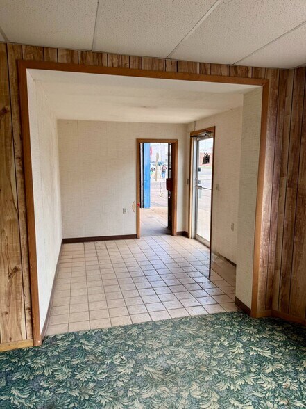 More Photos Of 305 W 5th St, Concordia Industrial For Lease