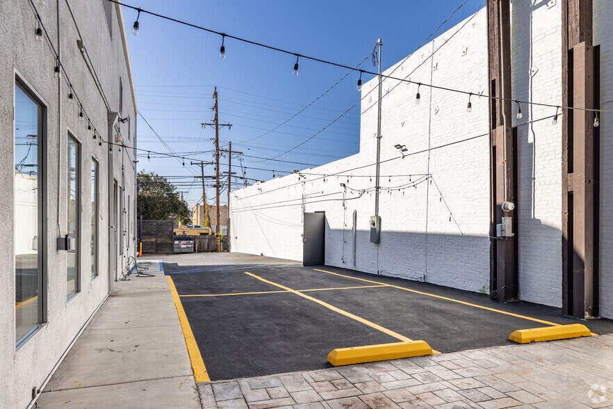 More Photos Of 7624-7626 Santa Monica Blvd, West Hollywood Restaurant For Lease