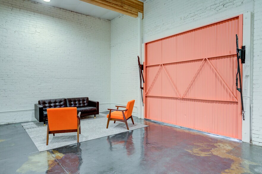 More Photos Of 2616 W Jefferson Blvd, Los Angeles Showroom For Sale