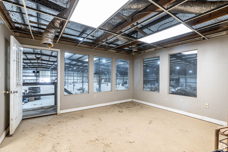 More Photos Of 4669 Mount Sharon Rd, Greenbrier Industrial For Lease