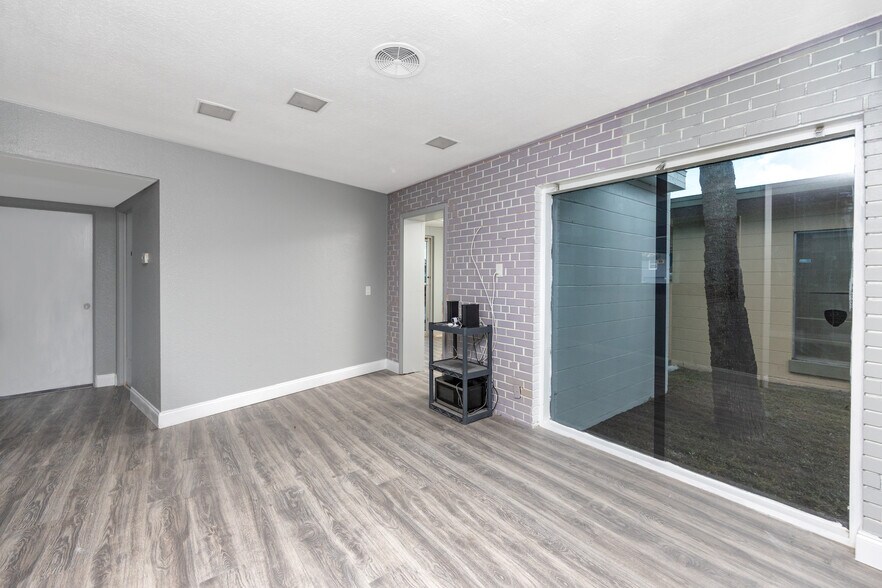 More Photos Of 2100 Dr Martin Luther King Jr St S, Saint Petersburg Medical For Sale