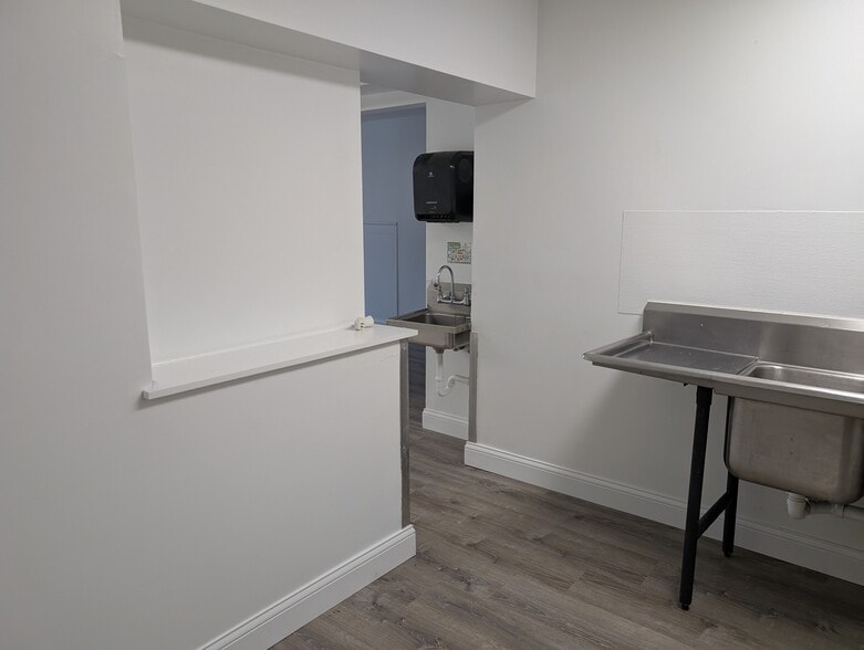 More Photos Of 5036 Richfield Rd, Flint Storefront For Sale