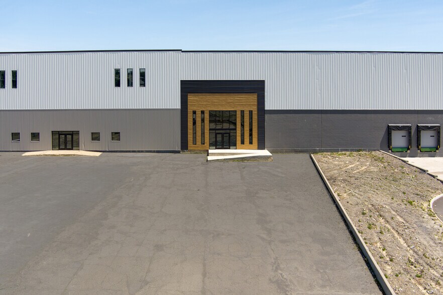 More Photos Of 102 Dolson Ave, Middletown Distribution For Lease
