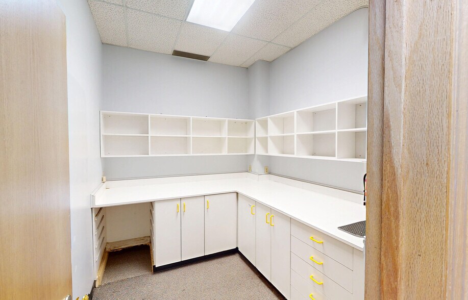 More Photos Of 1050 Henderson Hwy, Winnipeg Freestanding For Lease