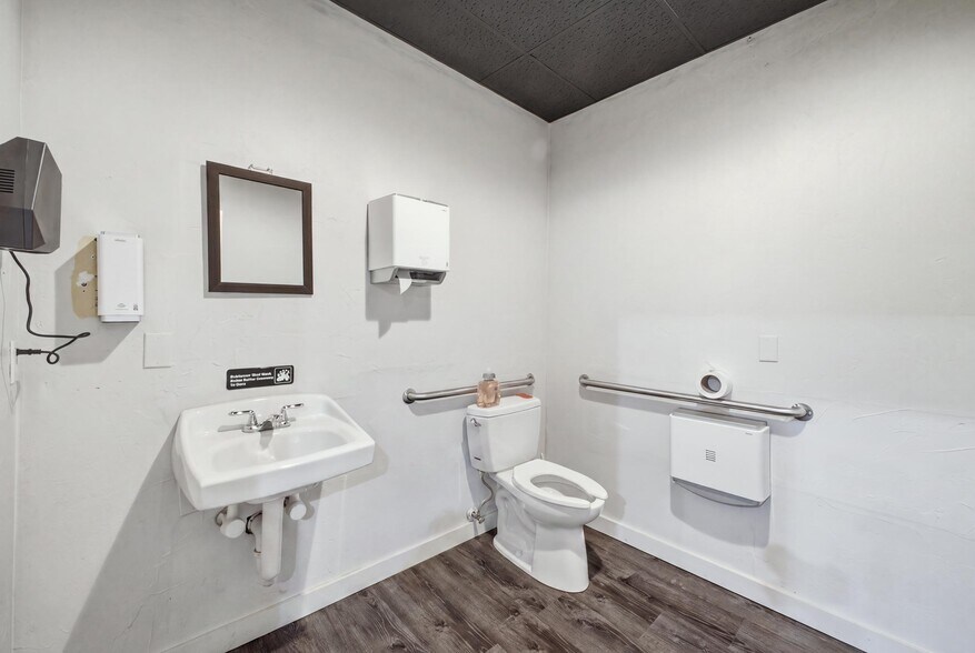 More Photos Of 184 W Main St, Dudley Freestanding For Sale