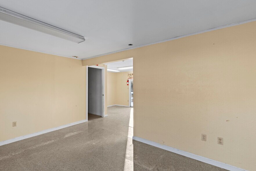 More Photos Of 428 NH-108, Somersworth Veterinarian Kennel For Sale