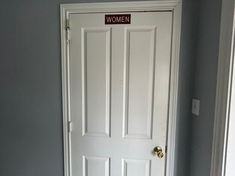 More Photos Of 2003 E US Highway 84, Palestine Office For Sale