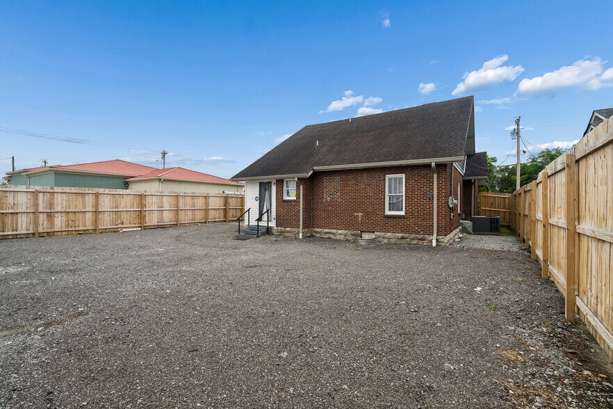 More Photos Of 207 University Ave, Lebanon Office For Sale