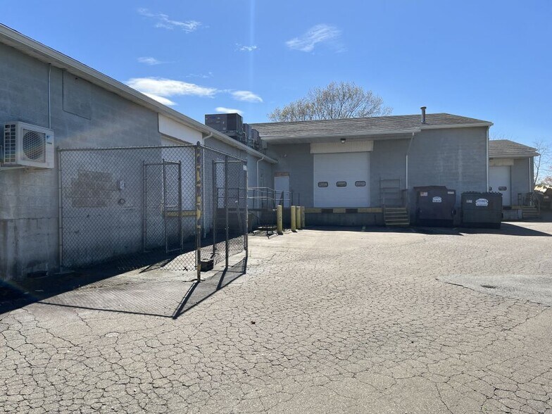 More Photos Of 393 Soundview Rd, Guilford Warehouse For Lease