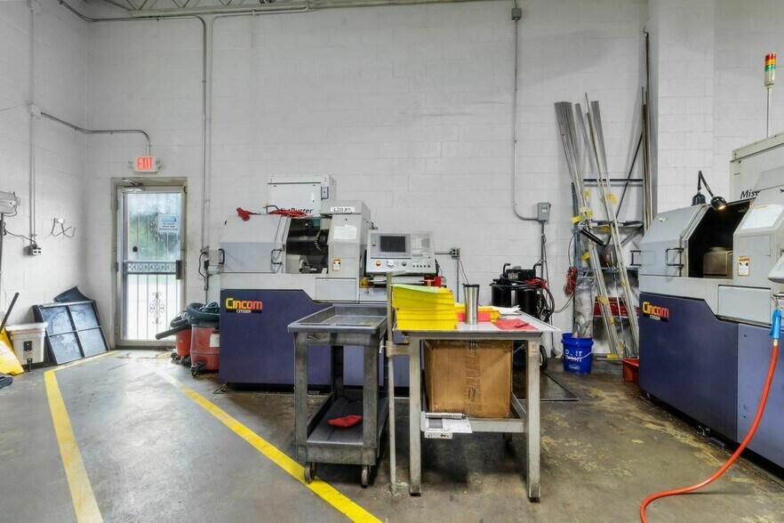 More Photos Of 3369 Boulevard Pl, Indianapolis Industrial For Lease