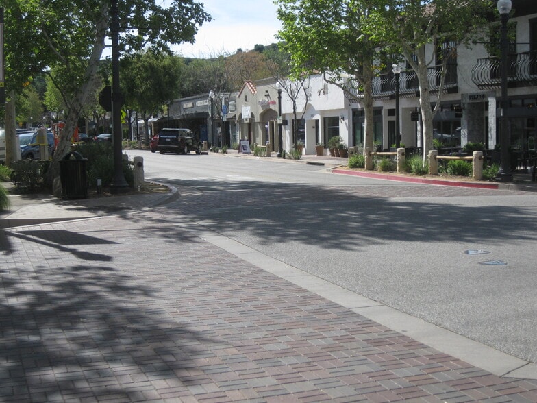 More Photos Of 24251 Main St, Santa Clarita General Retail For Lease