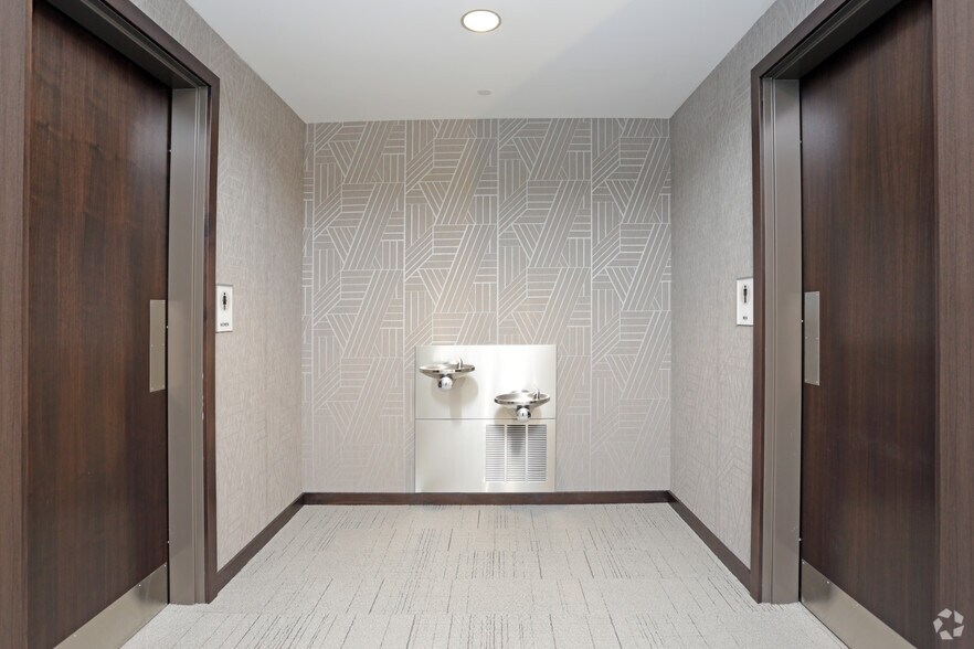 More Photos Of 12100 Meredith Dr, Urbandale Office For Lease