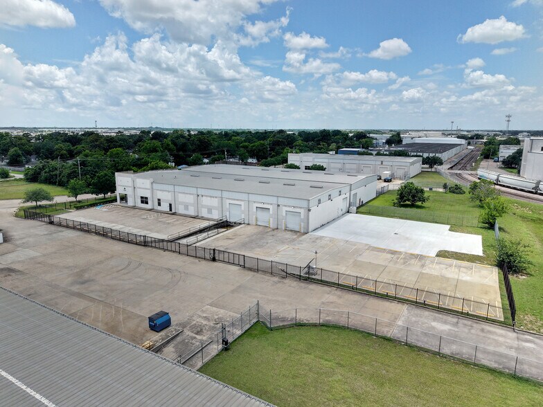 More Photos Of 7425 Major St, Houston Warehouse For Lease
