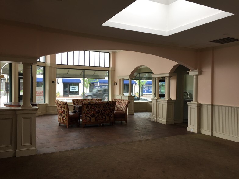 More Photos Of 579 Washington St, Wellesley Storefront For Lease