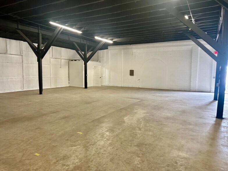 More Photos Of 200-232 W New Braunfels St, Seguin Warehouse For Lease
