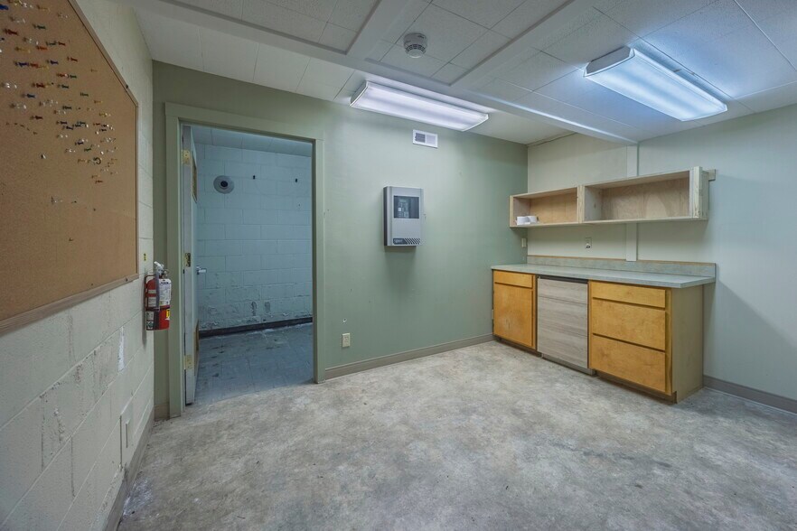 More Photos Of 210 NE Alder St, Toledo Office For Sale