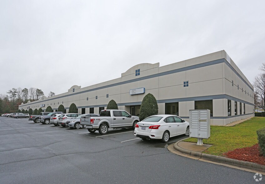 Primary Photo Of 3400 International Airport Dr, Charlotte Warehouse For Lease