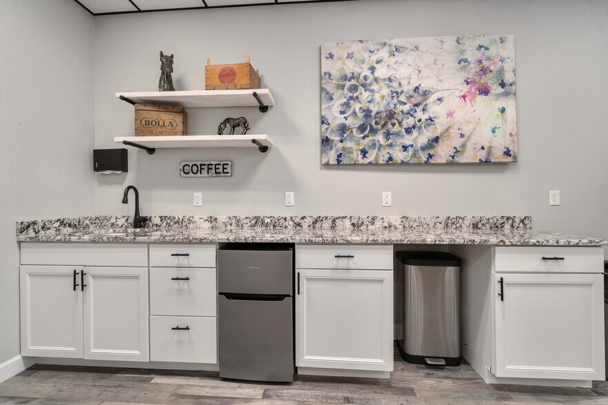 More Photos Of 14718 Union Ave SW, Lakewood Office For Sale