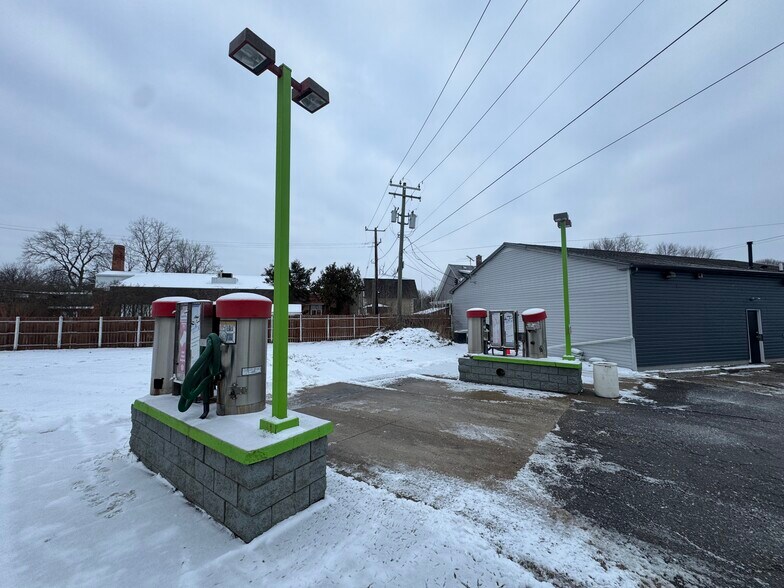 More Photos Of 19162 Huron River Dr, New Boston Specialty For Sale