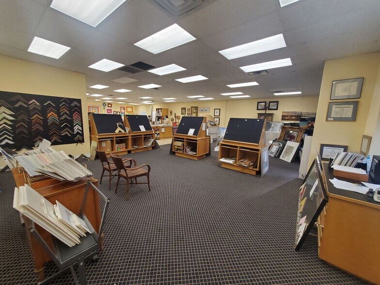 More Photos Of 1305 Floral Pky, Wilmington Freestanding For Lease