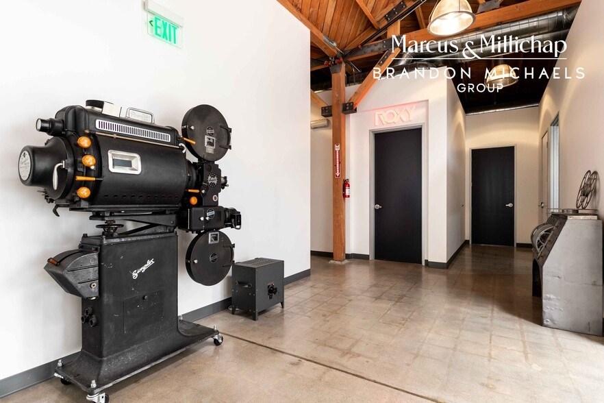 More Photos Of 2275 S Carmelina Ave, Los Angeles Showroom For Sale