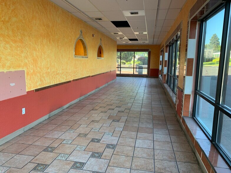 More Photos Of 2570-2680 NE Twin Knolls Dr, Bend Restaurant For Sale