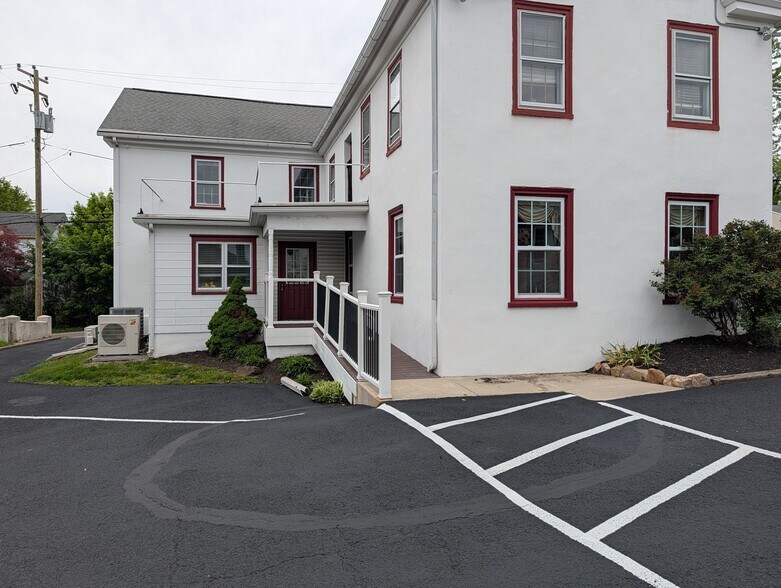 More Photos Of 46 Hilltown Pike, Line Lexington Office For Sale