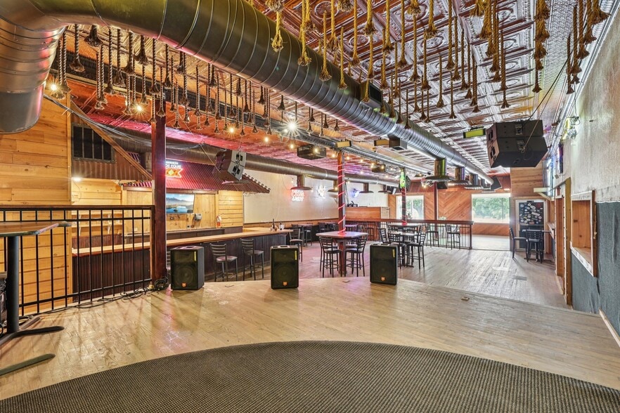 More Photos Of 113 N Main St, Moulton Bar For Sale