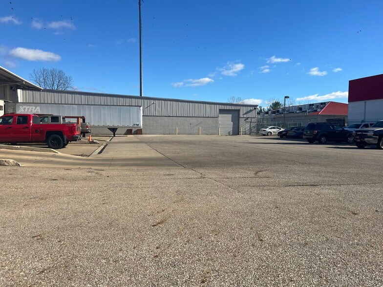 More Photos Of 4001 Pearl Rd, Medina Service For Lease