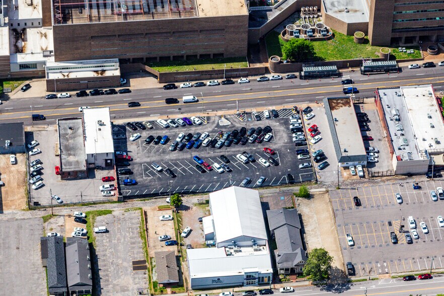 More Photos Of 212 Poplar Ave, Memphis Parking Lot For Sale