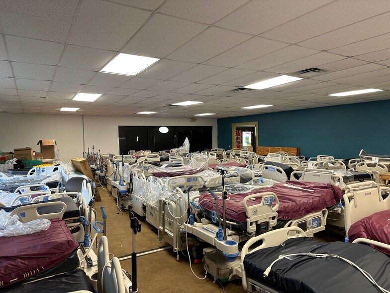 More Photos Of 7008-7012 Clark St, Hudson Showroom For Sale