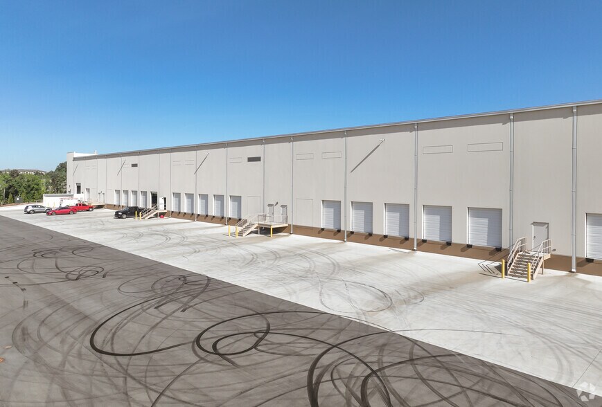 More Photos Of 12910 Hambright Rd, Huntersville Warehouse For Lease