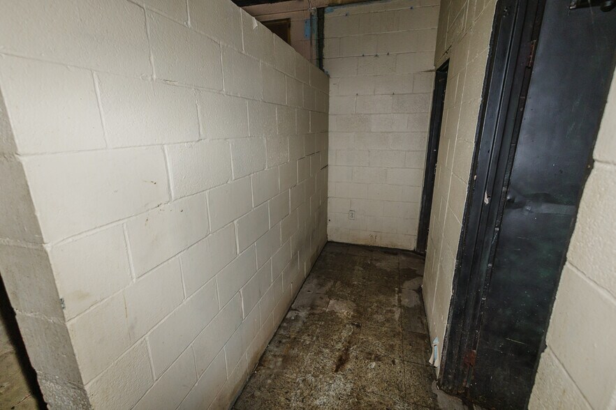 More Photos Of 2033 S Broadway St, Wichita Bar For Sale