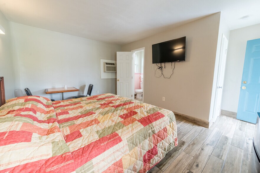 More Photos Of 1757 N Temple Ave, Starke Hotel For Sale